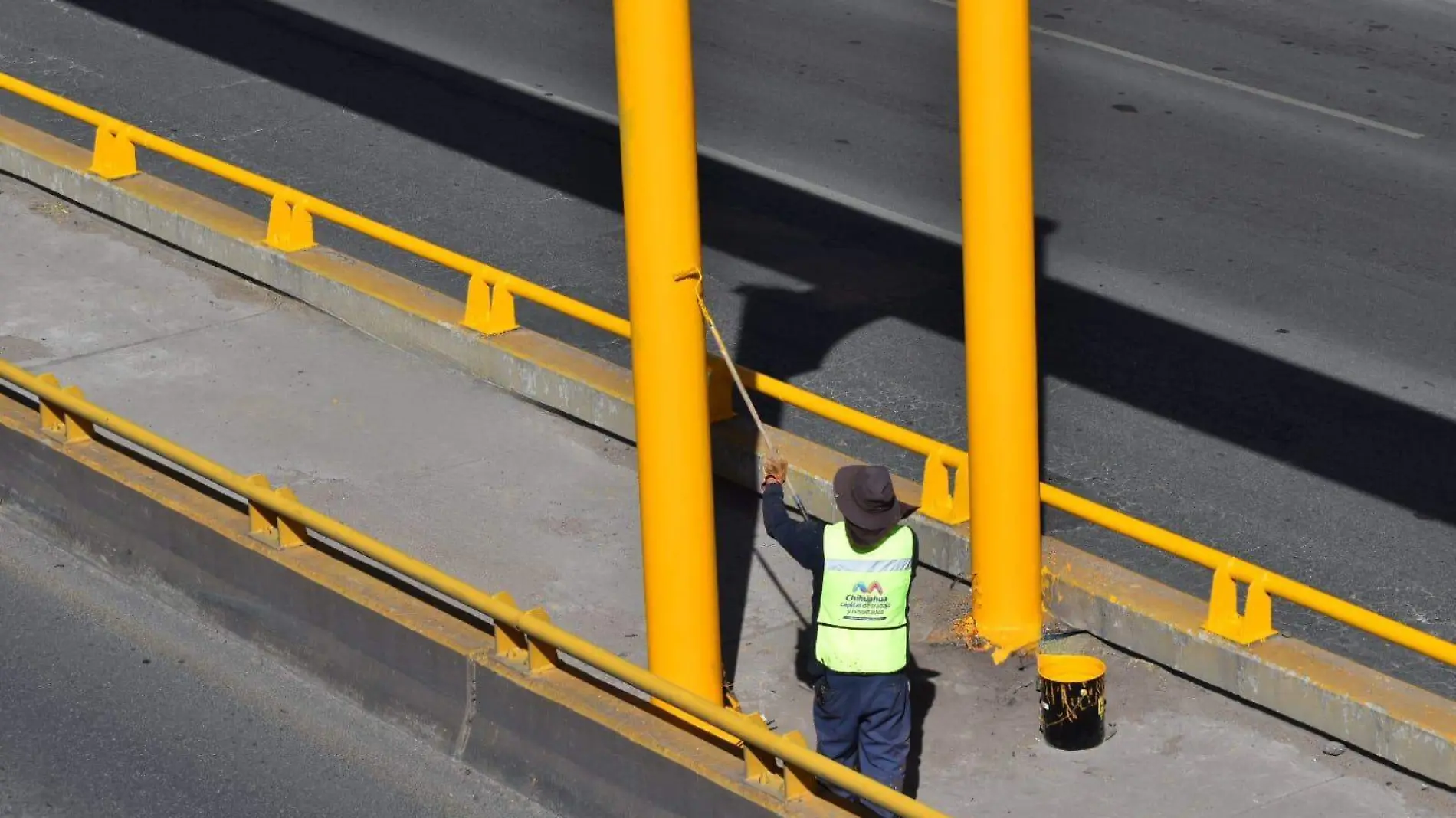 trabajador municipio pintando 